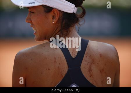 Garbine Muguruza di Spagna in azione contro Yulia Putintseva (non visto) del Kazakistan durante la loro terza partita del torneo francese di tennis Open allo stadio Roland Garros di Parigi, in Francia il 02 giugno 2017. (Foto di Mehdi Taamallah/NurPhoto) *** Please use Credit from Credit Field *** Foto Stock