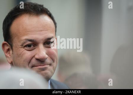 Leo Varadkar arriva alla Mansion House di Dublino, dove è stato eletto nuovo leader di fine Gael e, naturalmente, diventa il primo Taoiseach gay dell’Irlanda. In seguito alla formazione di un governo di minoranza del fine Gael nel maggio 2016, Leo Varadkar è stato nominato Ministro della protezione sociale. Dopo le dimissioni di Enda Kenny come leader di fine Gael nel maggio 2017, Varadkar ha annunciato la sua candidatura per leader di partito. Ha affrontato il ministro per l'alloggiamento Simon Coveney nelle elezioni di direzione del fine Gael. Oggi, il 2nd giugno 2017, è stato annunciato che Varadkar era stato eletto leader di fine Gael, vincendo 5 Foto Stock