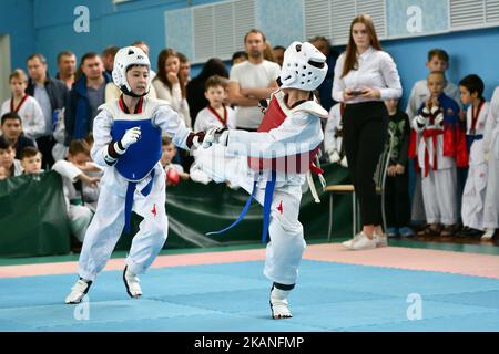 Orenburg, Russia - 19 ottobre 2019: Boy gareggia in taekwondo (arti marziali coreane) al Campionato Orenburg Open Taekwondo Foto Stock