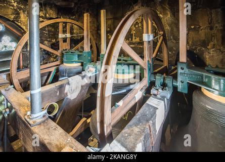 Bell-wheels & campane della chiesa nel campanile alla chiesa di St Marys a Long Preston (vicino a Settle) --- nel parco nazionale di Yorkshire Dales. Foto Stock