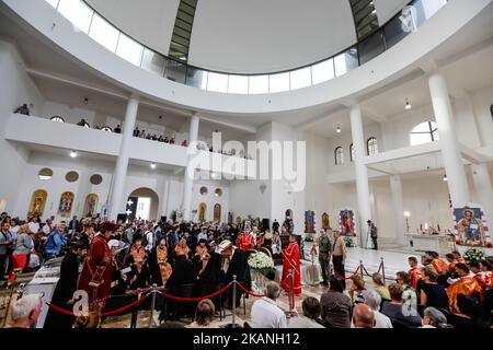 I fedeli ucraini rispettano l'ex Capo della Chiesa greco-cattolica Ucraina, il Cardinale Lubomyr Husar nella Cattedrale Patriarcale della Risurrezione di Kiev, Ucraina, 4 giugno 2017. (Foto di Sergii Kharchenko/NurPhoto) *** Please use Credit from Credit Field *** Foto Stock