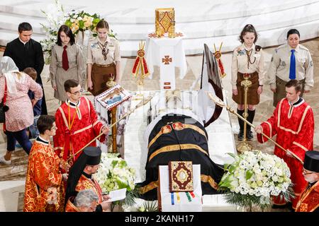 I fedeli ucraini rispettano l'ex Capo della Chiesa greco-cattolica Ucraina, il Cardinale Lubomyr Husar nella Cattedrale Patriarcale della Risurrezione di Kiev, Ucraina, 4 giugno 2017. (Foto di Sergii Kharchenko/NurPhoto) *** Please use Credit from Credit Field *** Foto Stock