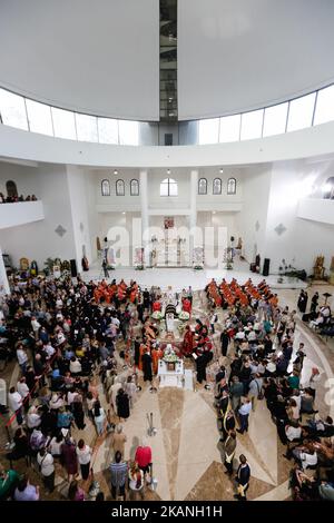 I fedeli ucraini rispettano l'ex Capo della Chiesa greco-cattolica Ucraina, il Cardinale Lubomyr Husar nella Cattedrale Patriarcale della Risurrezione di Kiev, Ucraina, 4 giugno 2017. (Foto di Sergii Kharchenko/NurPhoto) *** Please use Credit from Credit Field *** Foto Stock