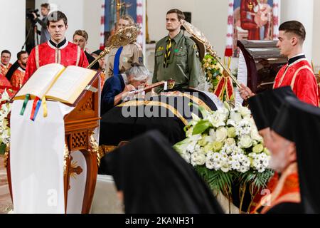 I fedeli ucraini rispettano l'ex Capo della Chiesa greco-cattolica Ucraina, il Cardinale Lubomyr Husar nella Cattedrale Patriarcale della Risurrezione di Kiev, Ucraina, 4 giugno 2017. (Foto di Sergii Kharchenko/NurPhoto) *** Please use Credit from Credit Field *** Foto Stock