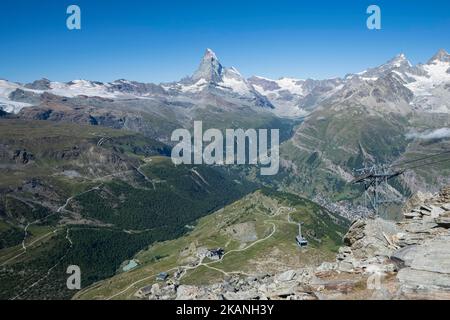 Una vista aerea dell'iconica montagna del Cervino e delle funivie sul villaggio di Zermatt, in Svizzera Foto Stock