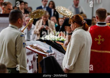 I fedeli ucraini rispettano l'ex Capo della Chiesa greco-cattolica Ucraina, il Cardinale Lubomyr Husar nella Cattedrale Patriarcale della Risurrezione di Kiev, Ucraina, 4 giugno 2017. (Foto di Sergii Kharchenko/NurPhoto) *** Please use Credit from Credit Field *** Foto Stock