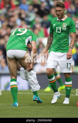 Jonathan Walters of Ireland cambia pantaloncini durante la partita internazionale amichevole tra la Repubblica d'Irlanda e l'Uruguay allo stadio Aviva di Dublino, Irlanda il 4 giugno 2017 la Repubblica d'Irlanda sconfigge l'Uruguay 3-1. (Foto di Andrew Surma/NurPhoto) *** Please use Credit from Credit Field *** Foto Stock