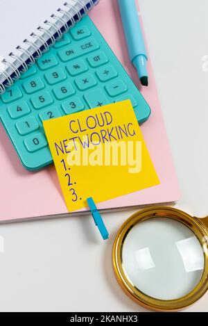 Cartello che mostra Cloud Networking. Parola per l'applicazione di ingegneria allo sviluppo di software Foto Stock