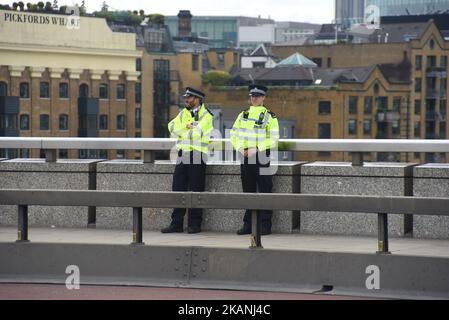 Due poliziotti sul London Bridge a Londra, il 6 giugno 2017, un giorno dopo la riapertura a seguito dell'attacco terroristico del 3 giugno al ponte e al mercato di Borough. Un terzo uomo arrestato per aver compiuto l'attacco mortale di giugno 3 a Londra è un italo-marocchino arrestato l'anno scorso con sospetto di cercare di raggiungere la Siria, ha dichiarato fonti italiane il 6 giugno. Sette persone sono state uccise nell'assalto terroristico nel centro di Londra e 48 sono state ricoverate in ospedale dopo che tre assalitori hanno attaccato un'area affollata da rivelatori internazionali. (Foto di Alberto Pezzali/NurPhoto) *** Please use Credit from Credit Field *** Foto Stock