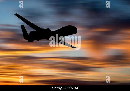 Ucraina. 03rd Nov 2022. Silhouette di un falco globale Northrop Grumman RQ-4B al tramonto. Un drone che la NATO ha utilizzato per pattugliare il Mar Nero negli ultimi mesi. Foto illustrativa (Foto di Aleksandr Gusev/Pacific Press) Credit: Pacific Press Media Production Corp./Alamy Live News Foto Stock