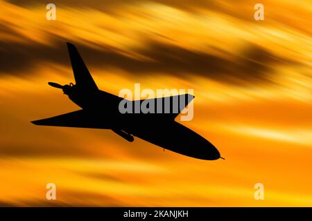 Ucraina. 03rd Nov 2022. La silhouette del veicolo aereo militare iraniano senza equipaggio 'Arash-2' (un altro nome è 'Kian-2') al tramonto. Combatti il drone, che la Russia prevede di utilizzare nel bombardamento dell'Ucraina. Foto illustrativa (Foto di Aleksandr Gusev/Pacific Press) Credit: Pacific Press Media Production Corp./Alamy Live News Foto Stock