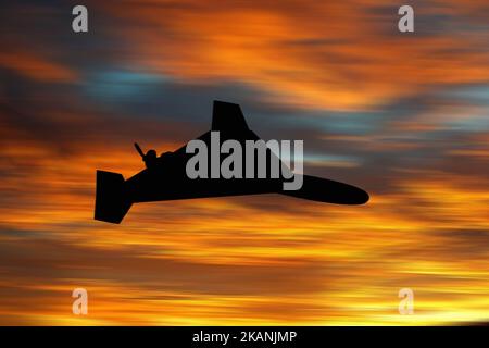 Ucraina. 03rd Nov 2022. Silhouette di un drone kamikaze iraniano Shahed-136 (Geran-2) al tramonto. Drone da combattimento usato dalla Russia nel bombardamento dell'Ucraina durante la guerra. Foto illustrativa (Foto di Aleksandr Gusev/Pacific Press) Credit: Pacific Press Media Production Corp./Alamy Live News Foto Stock