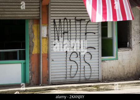 Casa abbandonata vandalizzata con 'MAUTE ISIS' si vede in una porta di una casa all'interno di una ZONA NO GO in Marawi, Filippine meridionale il 9 giugno 2017. I jet militari filippini hanno sparato i razzi alle posizioni militanti il venerdì mentre i soldati hanno combattuto per il controllo del sud della città dai pistoleri collegati al gruppo dello Stato islamico.(foto da Richard Atrero de Guzman/NurPhoto) *** Please use Credit from Credit Field *** Foto Stock