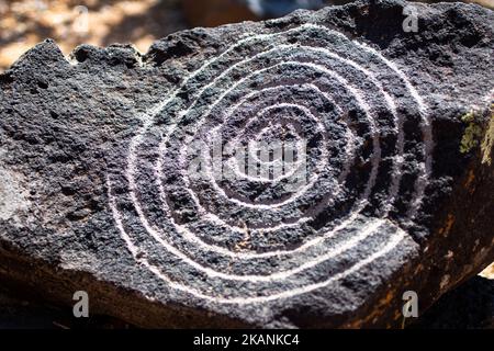 Primo piano di una roccia con un petroglifo a spirale nel monumento nazionale di Petroglyph Foto Stock