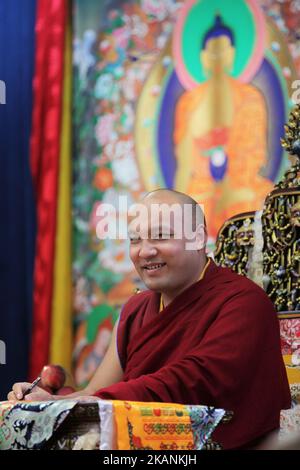 Sua Santità il 17th Gyalwang Karmapa Ogien Trinley Dorje esegue preghiere durante una cerimonia speciale presso il Centro Culturale Tibetano Canadese di Toronto, Ontario, Canada, il 04 giugno 2017. Questa è la prima visita di Karmapa in Canada. Come il Dalai lama, il Karmapa lama è fuggito dal Tibet e ora vive in India. Potrebbe essere il prossimo Dalai lama e diventare uno dei più potenti leader spirituali e politici del mondo. (Foto di Creative Touch Imaging Ltd./NurPhoto) *** si prega di utilizzare il credito dal campo di credito *** Foto Stock