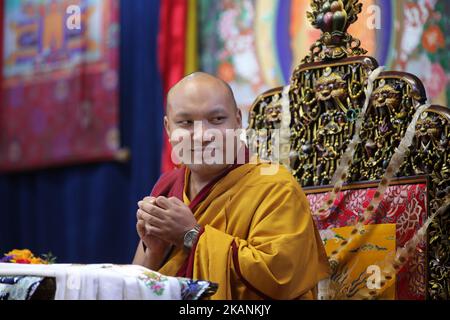 Sua Santità il 17th Gyalwang Karmapa Ogien Trinley Dorje esegue preghiere durante una cerimonia speciale presso il Centro Culturale Tibetano Canadese di Toronto, Ontario, Canada, il 04 giugno 2017. Questa è la prima visita di Karmapa in Canada. Come il Dalai lama, il Karmapa lama è fuggito dal Tibet e ora vive in India. Potrebbe essere il prossimo Dalai lama e diventare uno dei più potenti leader spirituali e politici del mondo. (Foto di Creative Touch Imaging Ltd./NurPhoto) *** si prega di utilizzare il credito dal campo di credito *** Foto Stock