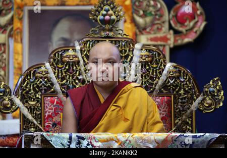 Sua Santità il 17th Gyalwang Karmapa Ogien Trinley Dorje esegue preghiere durante una cerimonia speciale presso il Centro Culturale Tibetano Canadese di Toronto, Ontario, Canada, il 04 giugno 2017. Questa è la prima visita di Karmapa in Canada. Come il Dalai lama, il Karmapa lama è fuggito dal Tibet e ora vive in India. Potrebbe essere il prossimo Dalai lama e diventare uno dei più potenti leader spirituali e politici del mondo. (Foto di Creative Touch Imaging Ltd./NurPhoto) *** si prega di utilizzare il credito dal campo di credito *** Foto Stock