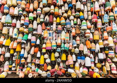 Un primo piano di colorati galleggianti di granchio appesi alla recinzione Foto Stock