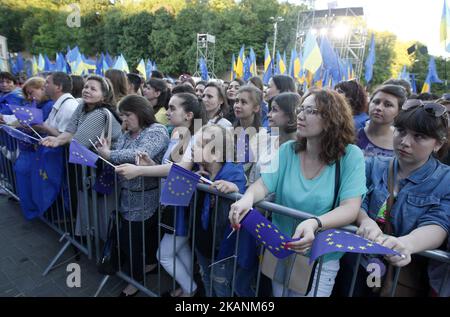 La gente partecipa a un concerto dedicato all'abolizione dei visti UE per i cittadini ucraini, in piazza europea a Kiev, Ucraina, 10 giugno 2017. (Foto di Str/NurPhoto) *** Please use Credit from Credit Field *** Foto Stock