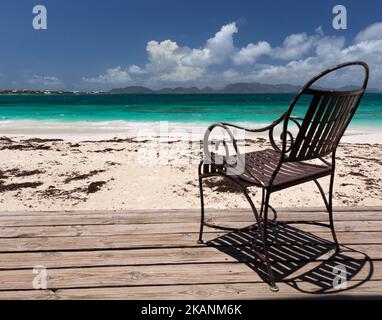 Affascinante mare, sedia sulla riva del mare azzurro sulla spiaggia di sabbia nelle giornate di sole estate. Il concetto di ricreazione Foto Stock