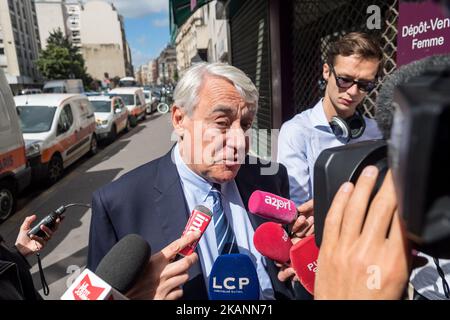 Sindaco del 16th ° arrondissement di Parigi e di destra Les Republicains (L) membro del partito Claude Goasguen parla come lei lascia la sede del partito LR a Parigi il 12 giugno 2017. (Foto di Julien Mattia/NurPhoto) *** Please use Credit from Credit Field *** Foto Stock