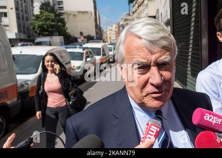 Sindaco del 16th ° arrondissement di Parigi e di destra Les Republicains (L) membro del partito Claude Goasguen parla come lei lascia la sede del partito LR a Parigi il 12 giugno 2017. (Foto di Julien Mattia/NurPhoto) *** Please use Credit from Credit Field *** Foto Stock