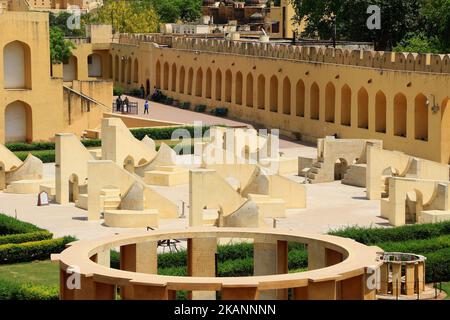 Una vista del monumento storico di Jantar Mantar a Jaipur, Rajasthan, India, 14 giugno, 2017. Il monumento Jantar Mantra è una collezione di diciannove strumenti architettonici astronomici, costruita dal re Rajput 'Sawai Jai Singh II, e completata nel 1734 CE. Presenta la più grande meridiana di pietra del mondo, ed è un sito patrimonio dell'umanità dell'UNESCO. (Foto di Vishal Bhatnagar/NurPhoto) *** Please use Credit from Credit Field *** Foto Stock