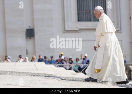 Papa Francesco si avvicina alla sua cattedra per tenere la sua udienza generale settimanale in Piazza San Pietro, in Vaticano, mercoledì 14 giugno 2017. (Foto di massimo Valicchia/NurPhoto) *** Please use Credit from Credit Field *** Foto Stock