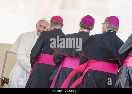 Papa Francesco partecipa alla sua udienza generale settimanale in Piazza San Pietro in Vaticano, mercoledì 14 giugno 2017. (Foto di massimo Valicchia/NurPhoto) *** Please use Credit from Credit Field *** Foto Stock