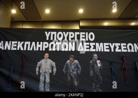 Un banner che recita - Ministero degli impegni inadempiuti - all'ingresso principale del Ministero delle Finanze, raffigura PM Alexis Tsipras, il Vice Ministro della Sanità Pavlos Polakis e il Ministro delle Finanze Euclid Tsakalotos vestito di stracci - durante una protesta ad Atene la sera del 15 giugno 2017. I dipendenti degli ospedali pubblici trascorreranno la notte all'ingresso del Ministero protestando contro i tagli alla spesa sanitaria. (Foto di Panayotis Tzamaros/NurPhoto) *** Please use Credit from Credit Field *** Foto Stock