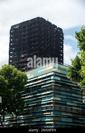 Una vista di ciò che rimane di 24 piani Grenfell Tower Block che è stato eviscerato da un incendio, Londra il 16 giugno 2017. Il pedaggio dal fuoco della Grenfell Tower Block è salito ad almeno 30 persone morte e le fiamme sono state ora spente, ha detto la polizia metropolitana. (Foto di Alberto Pezzali/NurPhoto) *** Please use Credit from Credit Field *** Foto Stock