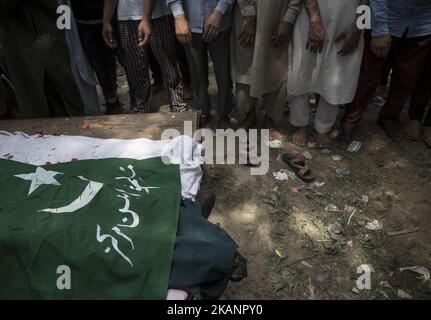 I Kashmiris offrono preghiere durante la processione funeraria del ribelle locale Adil Ahmed, sabato 17 giugno 2017, alla periferia di Srinagar, Kashmir amministrato dall'India. Tre militanti sono stati uccisi sabato in una battaglia con armi da fuoco con le forze governative nella regione contesa. Due civili sono stati uccisi e decine di altri feriti in scontri scoppiati nei pressi del sito di combattimento, hanno detto i funzionari. (Foto di Ahmer Khan/NurPhoto) *** Please use Credit from Credit Field *** Foto Stock