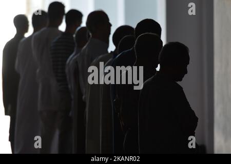 Un gruppo di uomini prega all'interno della Moschea Kairaouine, una scena di una vita quotidiana a Fes Medina durante il Ramadan 2017.on Venerdì, 16 giugno 2017, a Fes, Marocco. (Foto di Artur Widak/NurPhoto) *** Please use Credit from Credit Field *** Foto Stock