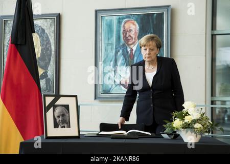 Il cancelliere tedesco Angela Merkel arriva a scrivere un messaggio in un libro di condoglianze per l’ex cancelliere Helmut Kohl alla Cancelleria di Berlino, in Germania, il 18 giugno 2017. L'ex Cancelliere Helmut Kohl è morto all'età di 87 anni a Ludwigshafen am Rhein-Oggersheim, Germania, il 16 giugno 2017. (Foto di Emmanuele Contini/NurPhoto) *** Please use Credit from Credit Field *** Foto Stock