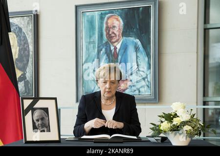 Il cancelliere tedesco Angela Merkel scrive un messaggio in un libro di condoglianze per l’ex cancelliere Helmut Kohl alla Cancelleria di Berlino, in Germania, il 18 giugno 2017. L'ex Cancelliere Helmut Kohl è morto all'età di 87 anni a Ludwigshafen am Rhein-Oggersheim, Germania, il 16 giugno 2017. (Foto di Emmanuele Contini/NurPhoto) *** Please use Credit from Credit Field *** Foto Stock