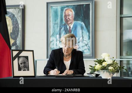 Il cancelliere tedesco Angela Merkel scrive un messaggio in un libro di condoglianze per l’ex cancelliere Helmut Kohl alla Cancelleria di Berlino, in Germania, il 18 giugno 2017. L'ex Cancelliere Helmut Kohl è morto all'età di 87 anni a Ludwigshafen am Rhein-Oggersheim, Germania, il 16 giugno 2017. (Foto di Emmanuele Contini/NurPhoto) *** Please use Credit from Credit Field *** Foto Stock