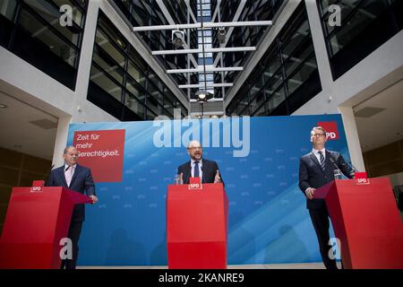 Il Presidente e Cancelliere candidato del Partito socialdemocratico (SPD) Martin Schulz (C) e i Vice presidenti della SPD Thorsten Schaefer-Guembel (R) e il Sindaco di Amburgo OLAF Scholz (L) tengono una conferenza stampa per presentare un concetto fiscale per le elezioni nella sede della SPD Willy-Brandt-Haus a Berlino, in Germania, il 19 giugno 2017. (Foto di Emmanuele Contini/NurPhoto) *** Please use Credit from Credit Field *** Foto Stock