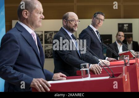 Il Presidente e Cancelliere candidato del Partito socialdemocratico (SPD) Martin Schulz (C) e i Vice presidenti della SPD Thorsten Schaefer-Guembel (R) e il Sindaco di Amburgo OLAF Scholz (L) tengono una conferenza stampa per presentare un concetto fiscale per le elezioni nella sede della SPD Willy-Brandt-Haus a Berlino, in Germania, il 19 giugno 2017. (Foto di Emmanuele Contini/NurPhoto) *** Please use Credit from Credit Field *** Foto Stock