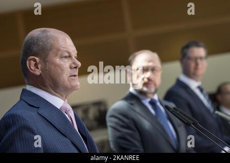 Il Presidente e Cancelliere candidato del Partito socialdemocratico (SPD) Martin Schulz (C) e i Vice presidenti della SPD Thorsten Schaefer-Guembel (R) e il Sindaco di Amburgo OLAF Scholz (L) tengono una conferenza stampa per presentare un concetto fiscale per le elezioni nella sede della SPD Willy-Brandt-Haus a Berlino, in Germania, il 19 giugno 2017. (Foto di Emmanuele Contini/NurPhoto) *** Please use Credit from Credit Field *** Foto Stock