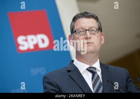 Il vice presidente della SPD, Thorsten Schaefer-Guembel, è stato raffigurato durante una conferenza stampa per presentare un concetto fiscale per le elezioni nella sede della SPD, Willy-Brandt-Haus, a Berlino, in Germania, il 19 giugno 2017. (Foto di Emmanuele Contini/NurPhoto) *** Please use Credit from Credit Field *** Foto Stock