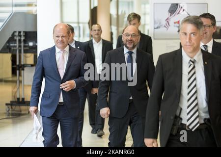 Il presidente e cancelliere candidato del Partito socialdemocratico (SPD) Martin Schulz (C) e i vicepresidenti della SPD Thorsten Schaefer-Guembel (R) e il sindaco di Amburgo OLAF Scholz (L) arrivano a tenere una conferenza stampa per presentare un concetto fiscale per le elezioni presso la sede della SPD Willy-Brandt-Haus a Berlino, Germania, il 19 giugno; 2017. (Foto di Emmanuele Contini/NurPhoto) *** Please use Credit from Credit Field *** Foto Stock