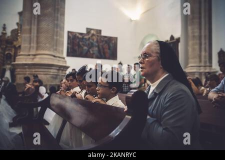 La custodia dei ministri dei bambini prega a Cazalla de la Sierra 19 giugno 2017. In un villaggio sulle montagne di Siviglia questo giorno del corpus è celebrato con la prosessione dei bambini che di recente hanno fatto la comunione con il santo e l'emblema stesso del Corpus Domini nella città di Cazalla de la Sierra è una tradizione di molti anni. (Foto di David Carbajo/NurPhoto) *** Please use Credit from Credit Field *** Foto Stock