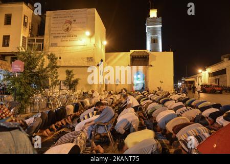 Gli adoratori pregano sulla strada fuori da una moschea locale vicino all'entrata della porta Blu di Fes Medina. Una scena da una vita quotidiana a Fes durante il Ramadan 2017. Lunedì 19 giugno 2017 a Fes, Marocco. (Foto di Artur Widak/NurPhoto) *** Please use Credit from Credit Field *** Foto Stock