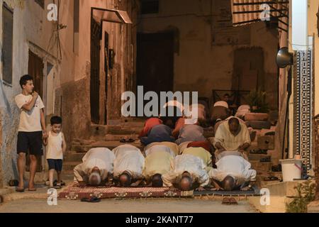 I fedeli pregano sulla strada fuori da una piccola moschea locale a Fes Medina. Una scena da una vita quotidiana a Fes durante il Ramadan 2017. Lunedì 19 giugno 2017 a Fes, Marocco. (Foto di Artur Widak/NurPhoto) *** Please use Credit from Credit Field *** Foto Stock