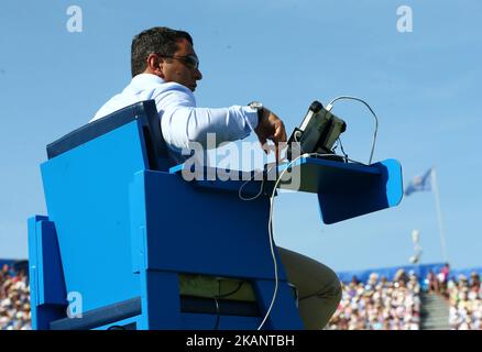 Umpire Ali Nill Andy Murray GBR contro Jordan Thompson (AUS) durante il turno uno partita il secondo giorno del ATP Aegon Championships al Queen's Club a Londra ovest il 20 giugno 2017 (Photo by Kieran Galvin/NurPhoto) *** Please use Credit from Credit Field *** Foto Stock