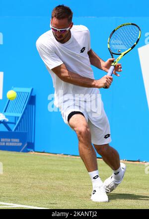 Viktor Troicki SRB ageinst Donald Young (USA) durante la partita del secondo turno il terzo giorno dei Campionati ATP Aegon al Queen's Club nella zona ovest di Londra il 21 giugno 2017 (Photo by Kieran Galvin/NurPhoto) *** Please use Credit from Credit Field *** Foto Stock