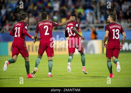 I giocatori portoghesi celebrano il punteggio di Bruma durante il Campionato europeo UEFA Under-21 2017 partita di Gruppo B tra Portogallo e Spagna allo Stadio Gdynia di Gdynia, Polonia il 20 giugno 2017 (Foto di Andrew Surma/NurPhoto) *** Please use Credit from Credit Field *** Foto Stock