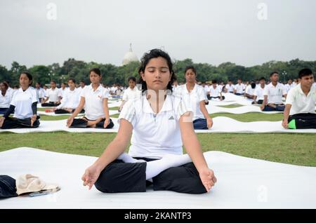 I membri del National Cadet Corps (NCC) hanno partecipato a un mega evento yoga alla vigilia della Giornata Internazionale dello Yoga sul campo della Brigata Parata di Kolkata , India, mercoledì 21st giugno 2017. La Giornata Internazionale dello Yoga, celebrata annualmente il 21 giugno, è stata dichiarata dalle Nazioni Unite. È stato suggerito dal primo ministro indiano Narendra modi come era il giorno più lungo dell'anno nell'emisfero settentrionale e ha un significato speciale in molte parti del mondo. (Foto di Sonali Pal Chaudhury/NurPhoto) *** Please use Credit from Credit Field *** Foto Stock