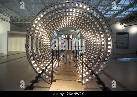 In occasione dell'inaugurazione del Centro Botino del Centro Botino delle arti e della cultura progettata dall'architetto Enzo piano che apre venerdì, Giugno 23 a Santander è stata traidola monografica dell'artista belga Carsten Holler come questa installazione di lampadine dal titolo 'Y 2003' 06/22/2017 SANTANDER (Spagna) (Foto di Joaquin Gomez Sastre/NurPhoto) *** Please use Credit from Credit Field *** Foto Stock