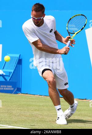 Viktor Troicki SRB ageinst Donald Young (USA) durante la partita del secondo turno il terzo giorno dei Campionati ATP Aegon al Queen's Club nella zona ovest di Londra il 21 giugno 2017 (Photo by Kieran Galvin/NurPhoto) *** Please use Credit from Credit Field *** Foto Stock